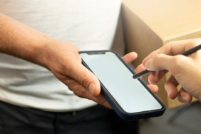 Kargo teslimatında telefondan imza atan alıcı