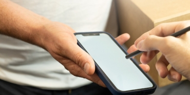 Kargo teslimatında telefondan imza atan alıcı