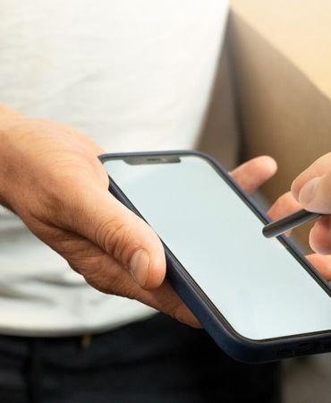 Kargo teslimatında telefondan imza atan alıcı