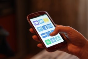 SMS pazarlaması mesajı okunan akıllı telefon