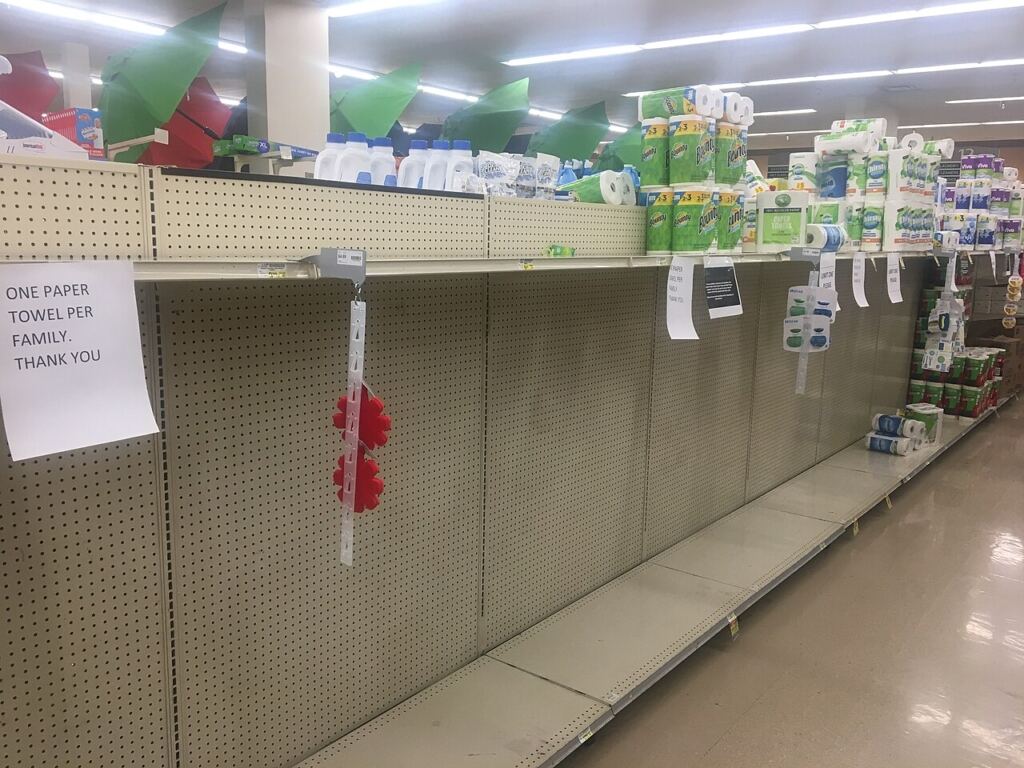 Stoğu tükenen ürünler nedeniyle boş kalan mağaza rafları