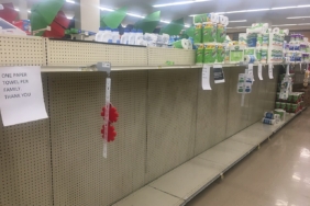 Stoğu tükenen ürünler nedeniyle boş kalan mağaza rafları