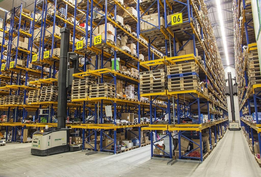 Stok devir hızının izlendiği yüksek raflı depo