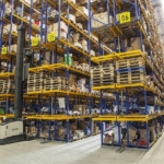 Stok devir hızının izlendiği yüksek raflı depo