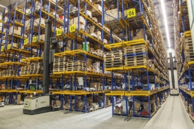 Stok devir hızının izlendiği yüksek raflı depo