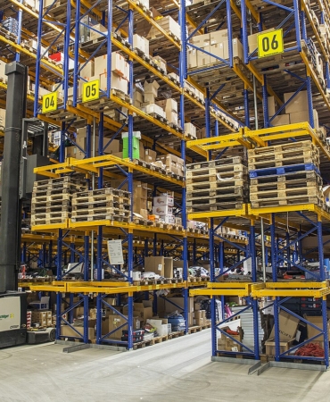 Stok devir hızının izlendiği yüksek raflı depo