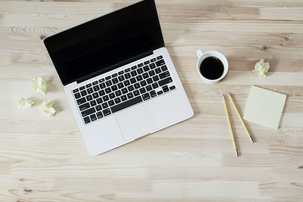 Online mağaza açılışı için kullanılan dizüstü bilgisayar