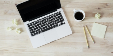 Online mağaza açılışı için kullanılan dizüstü bilgisayar