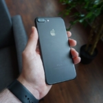 Elde tutulan akıllı telefon