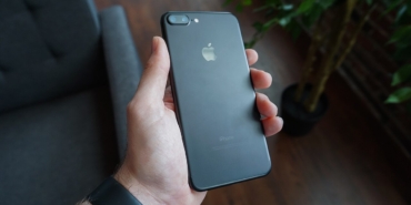 Elde tutulan akıllı telefon