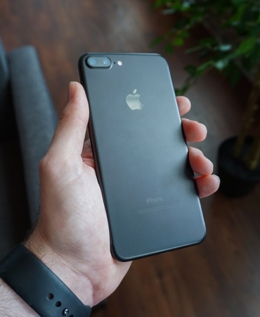 Elde tutulan akıllı telefon
