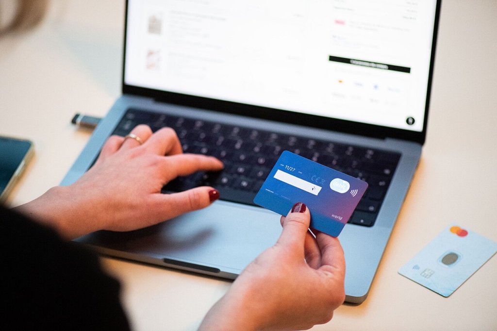 Banka kartıyla internetten alışveriş yapan kişi