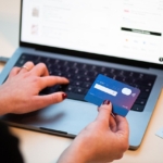 Banka kartıyla internetten alışveriş yapan kişi