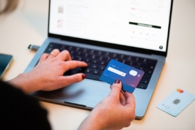 Banka kartıyla internetten alışveriş yapan kişi