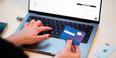 Banka kartıyla internetten alışveriş yapan kişi