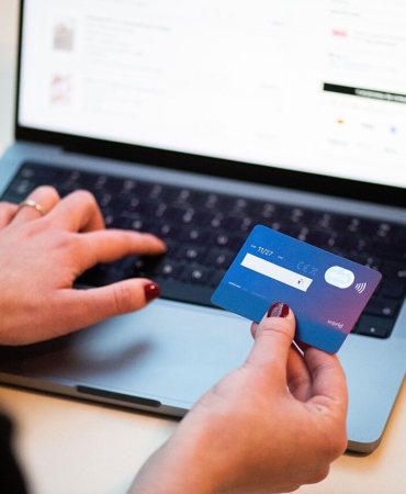 Banka kartıyla internetten alışveriş yapan kişi